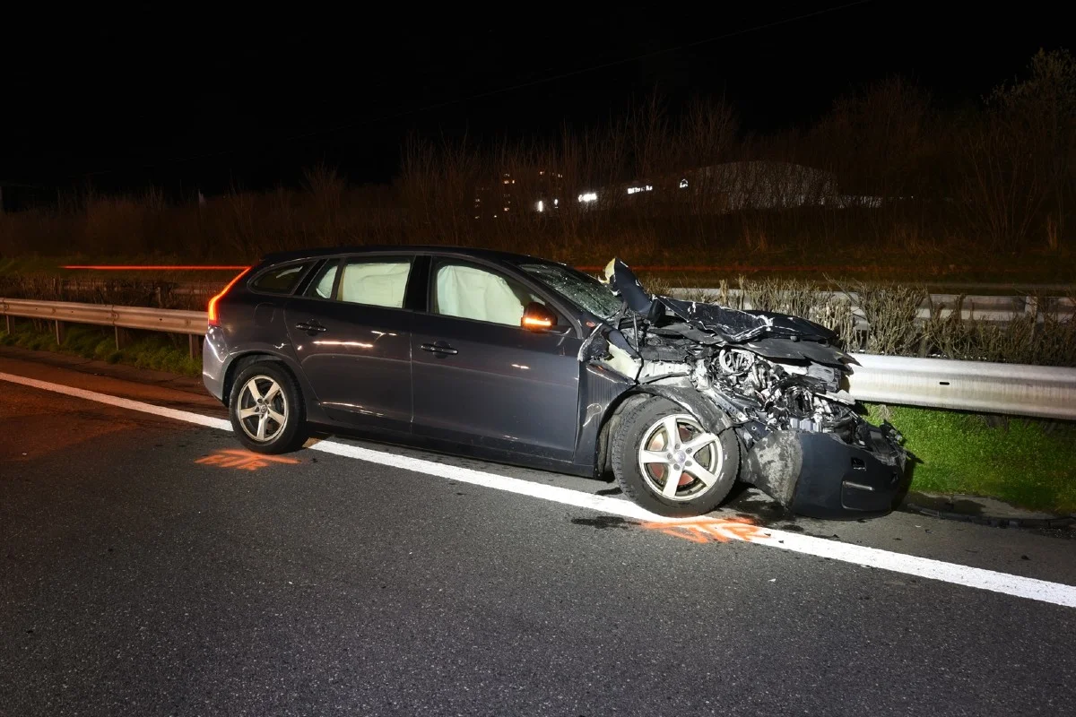 Chur GR - Volvo fährt auf A13 in Sattelschlepper