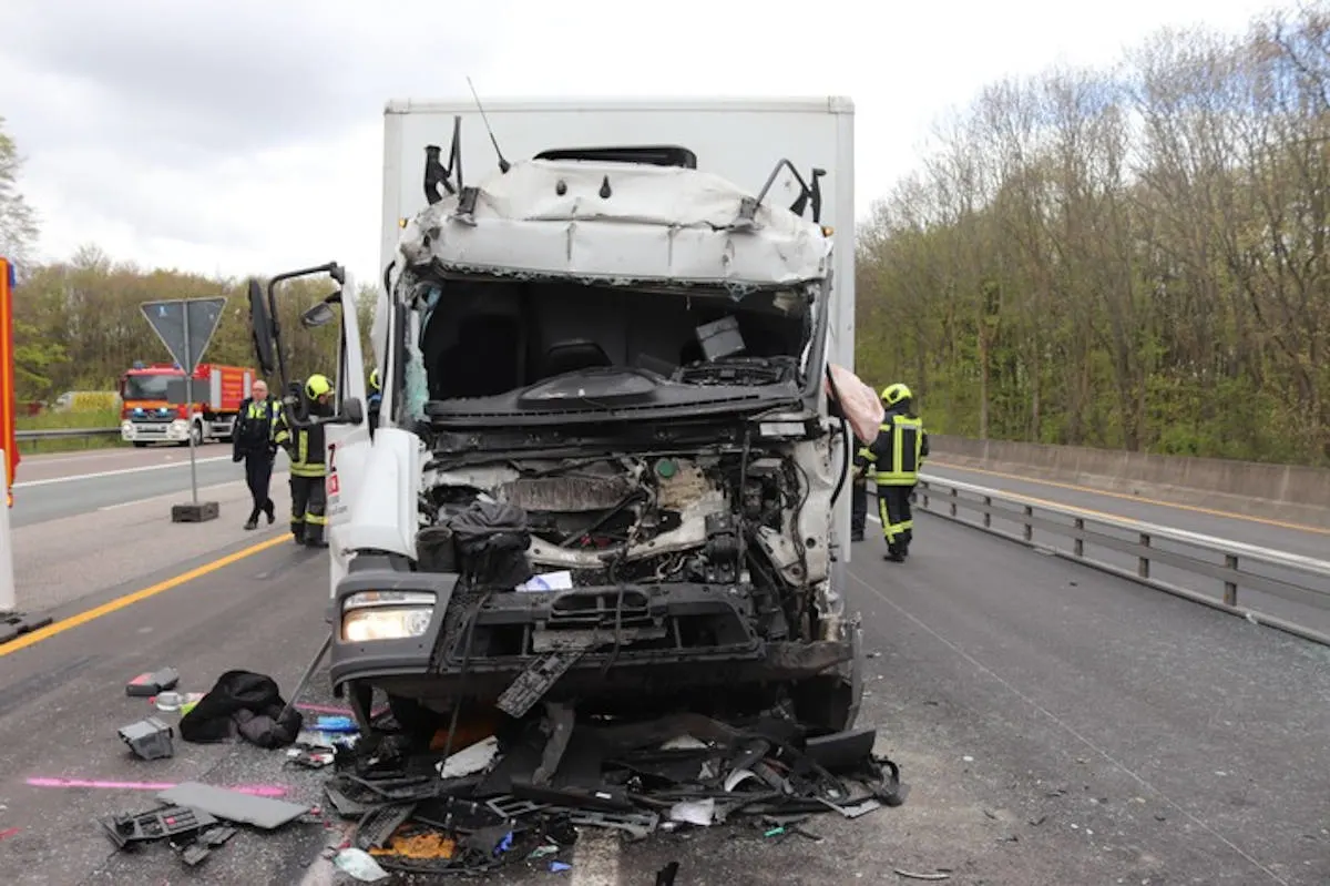 A52 Marl NRW – Lkw-Fahrer im Führerhaus eingeklemmt