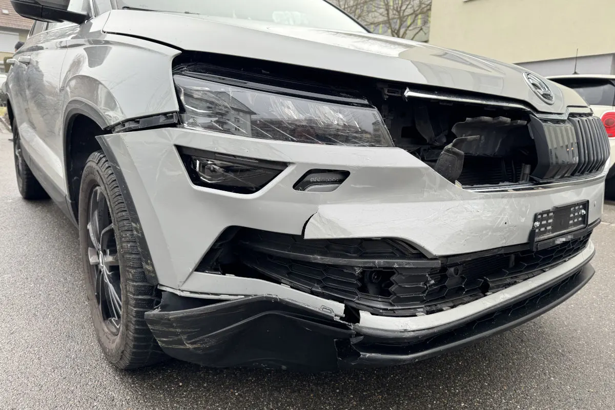 Unfall in St.Gallen – Lenkerin prallt gegen parkierte Autos 