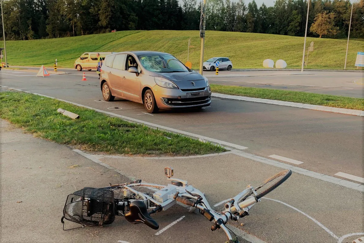 Unfall in Hinwil ZH – Fahrradfahrerin bei Kollision schwer verletzt
