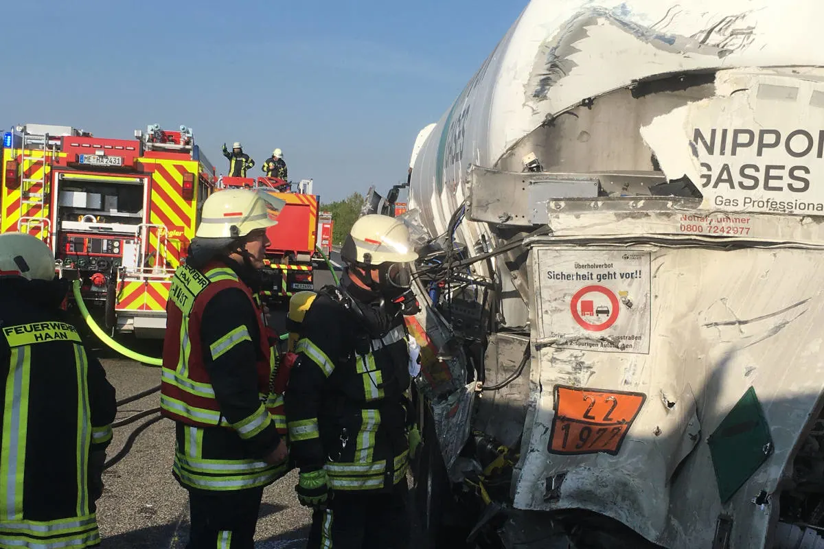 A46 Haan – Stickstoff tritt bei Unfall aus