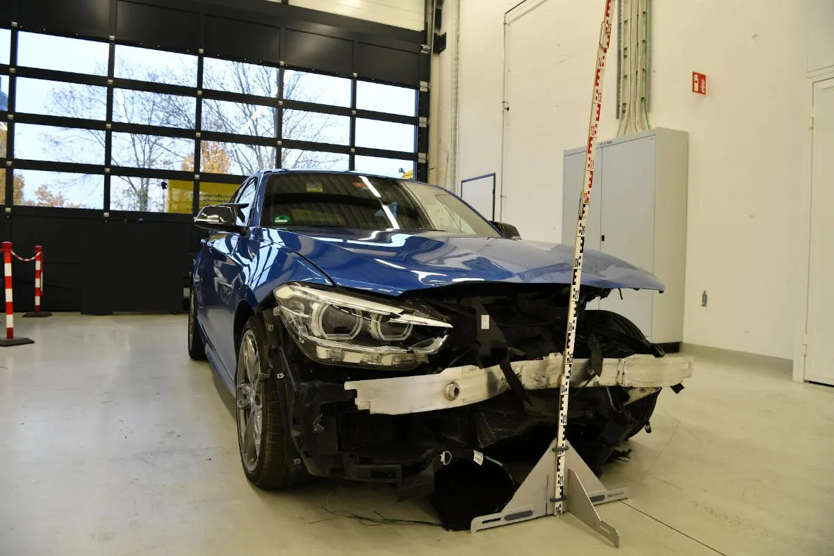 Unfall auf der A22 bei Füllinsdorf – Personenwagen kollidiert mit Mittelleitplanke