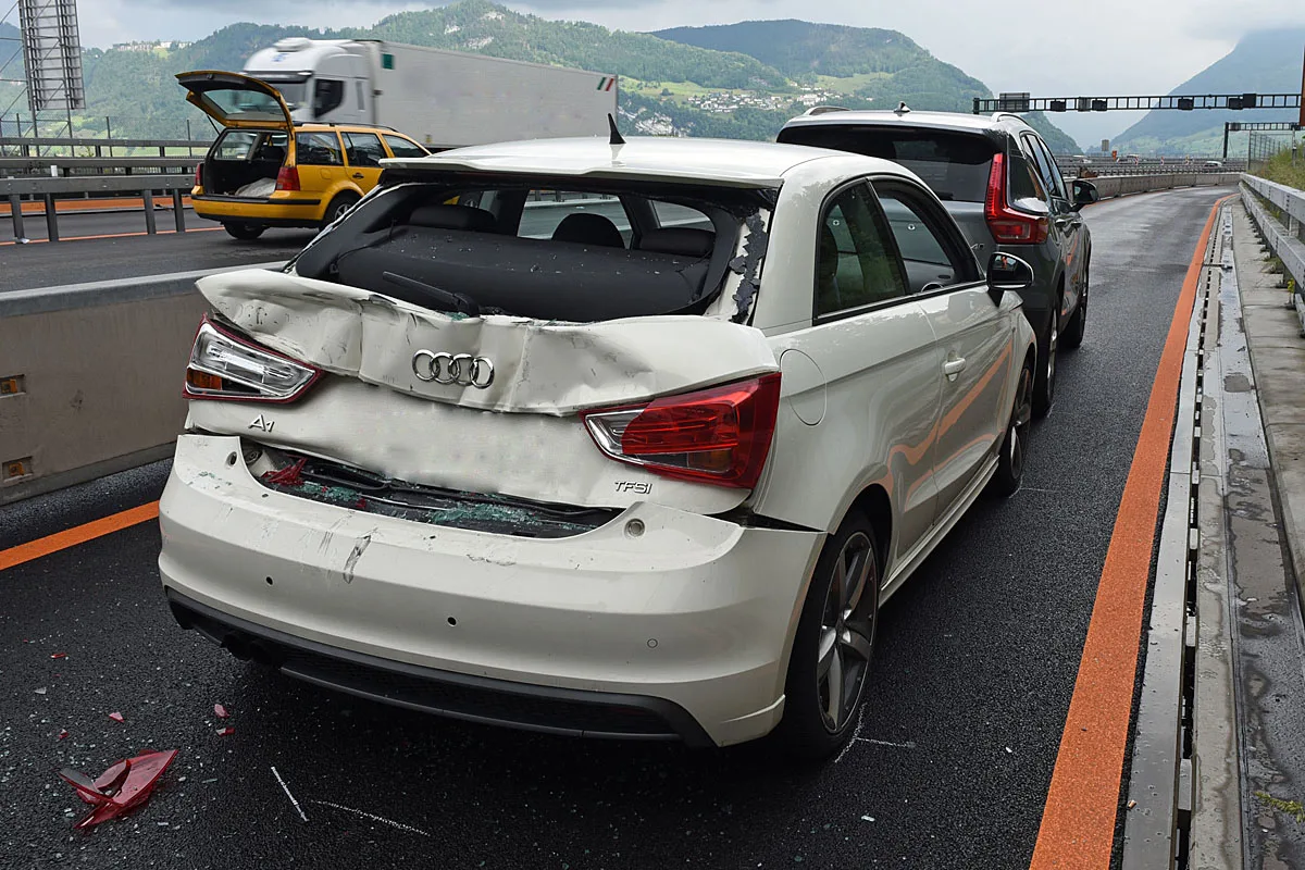 Rückstau auf der Autobahn in Horw LU - LKW kracht in PKW