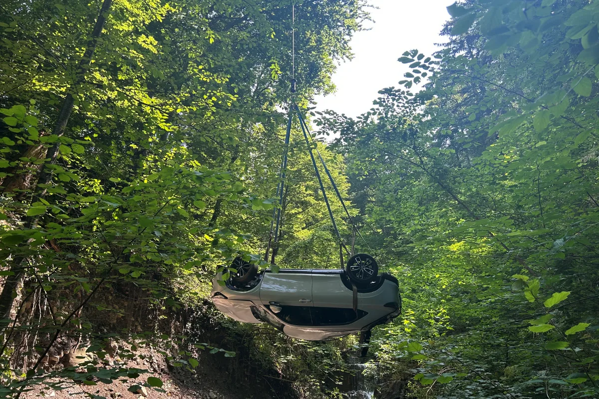 Nendeln FL – Auto überschlägt sich bei Unfall und landet im Bach