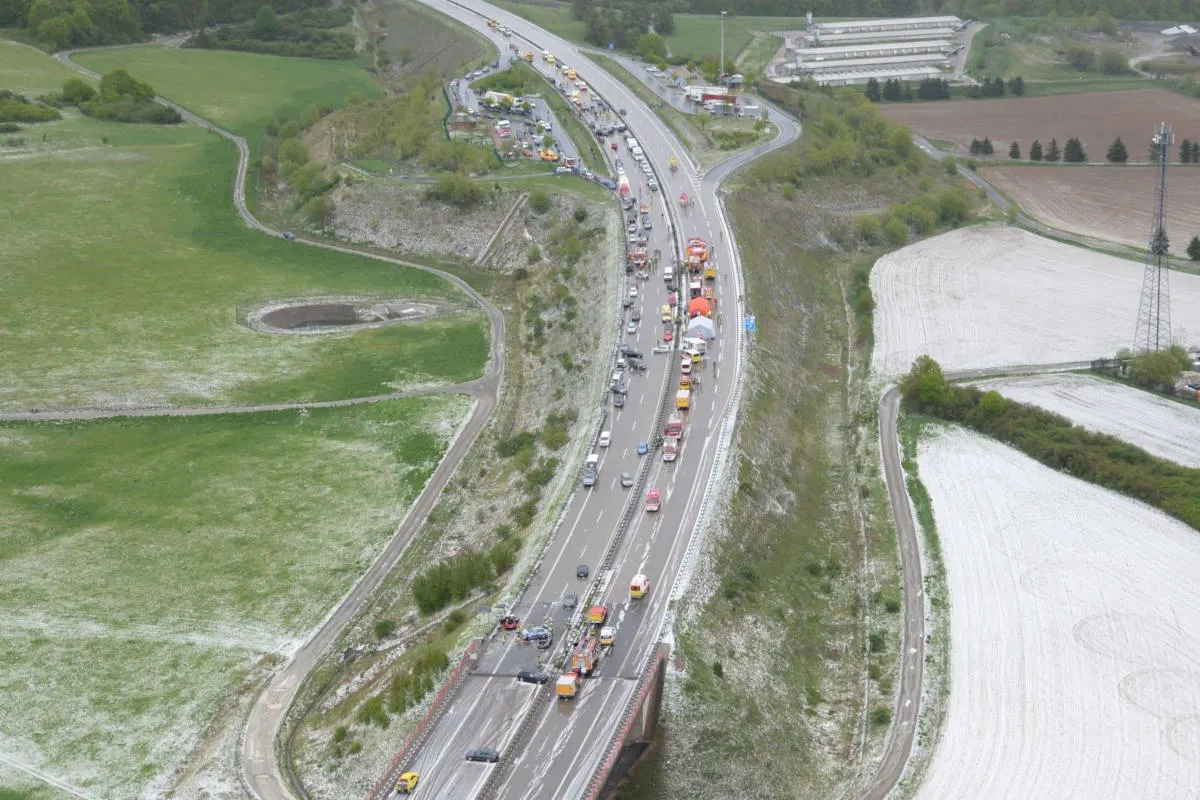 Vereiste Fahrbahn löst mehrere Unfälle auf Autobahn aus