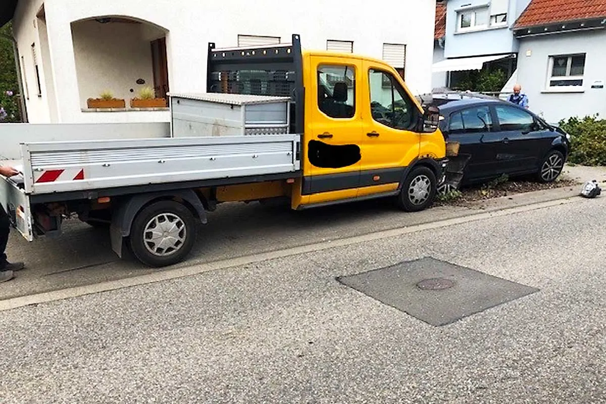 Hergersweiler - Transporter kommt von der Fahrbahn ab