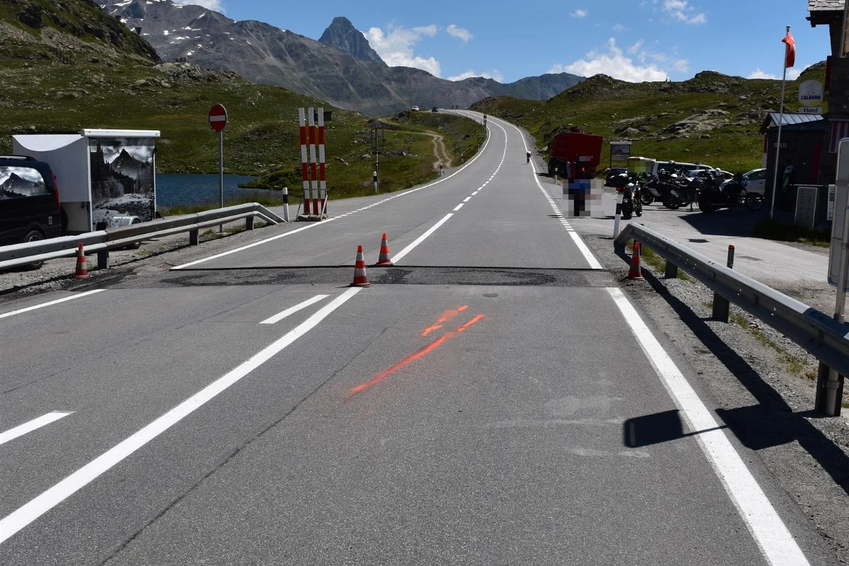 Poschiavo GR - Auffahrkollision auf dem Berninapass zwischen zwei Motorrädern
