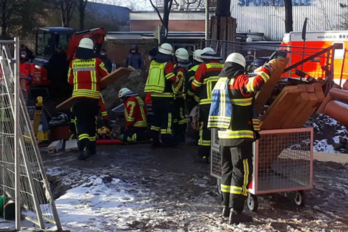 Schwerer Arbeitsunfall in Elmshorn - Person unter Mauerresten begraben!