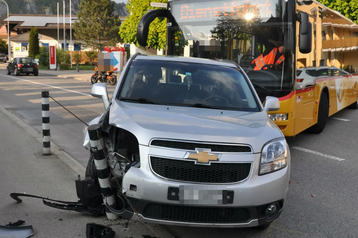 Balsthal SO - Kollision zwischen Postauto und Auto 