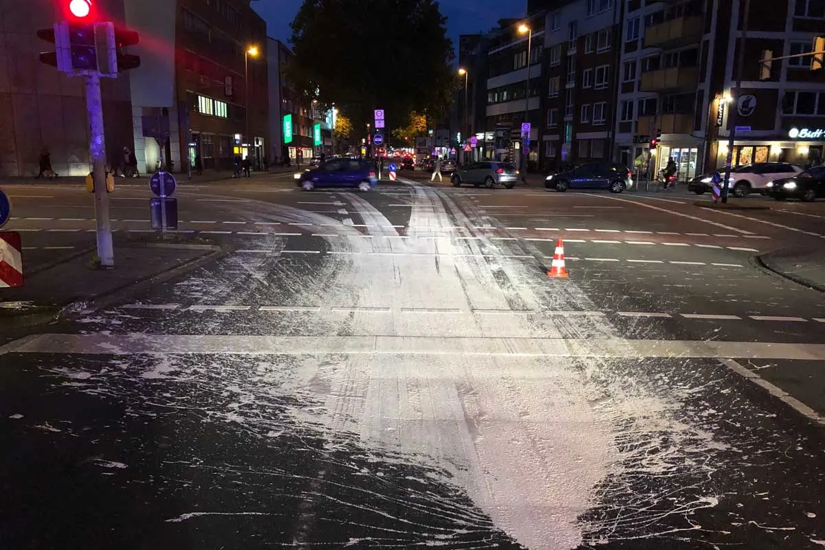 Münster - Kreuzungsbereich durch verlorenen Farbeimer stark verschmutzt