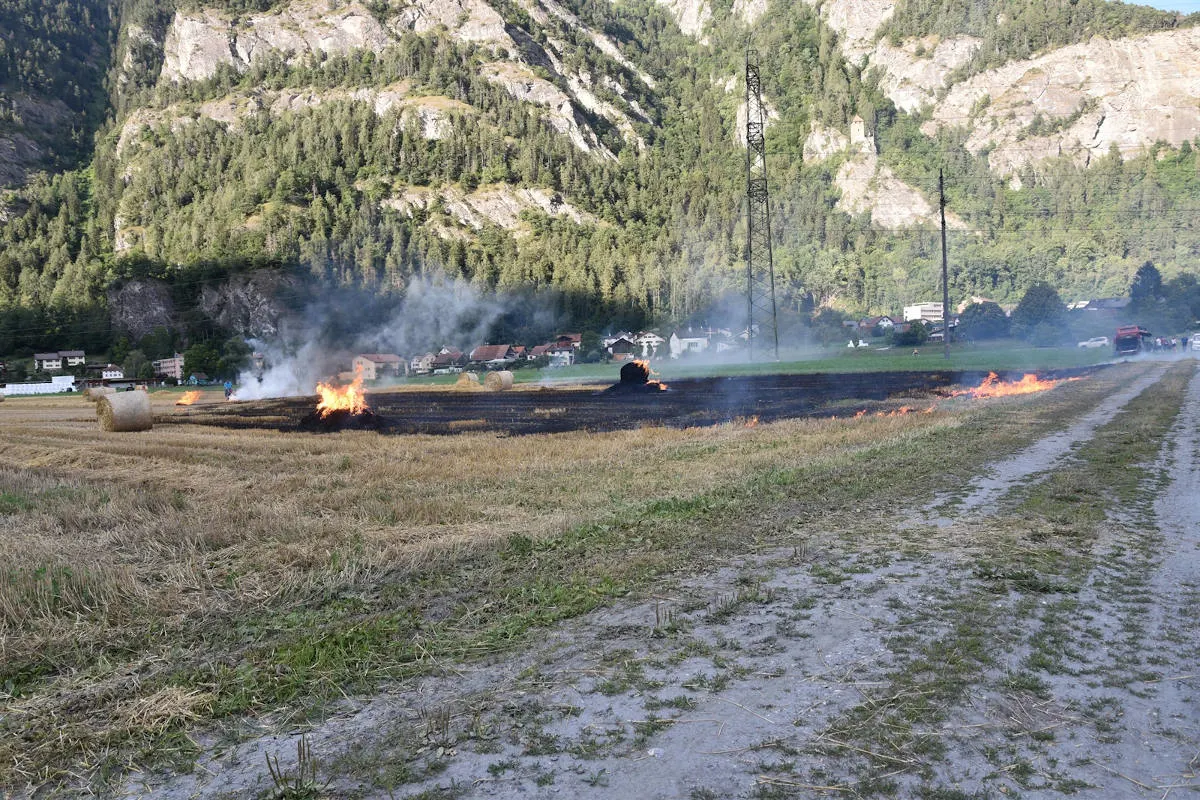 Rothenbrunnen GR – Feuerausbruch beim Pressen von Strohballen