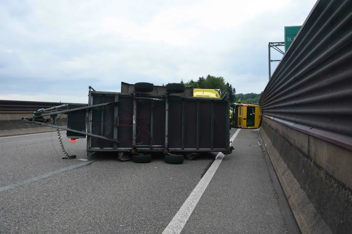 St. Gallen SG - Fahrzeugkombination auf A1 umgekippt