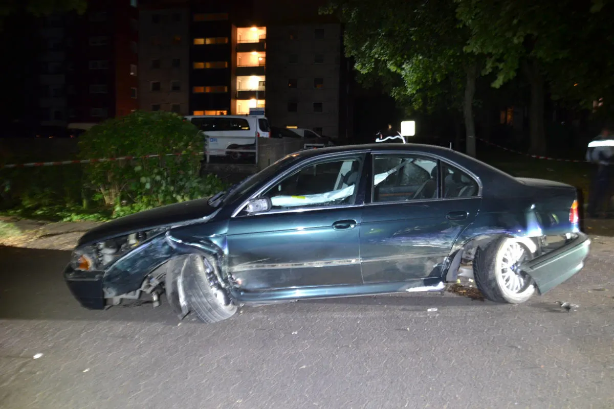 Herford – BMW-Fahrer flüchtet vor Polizei und beschädigt mehrere Fahrzeuge
