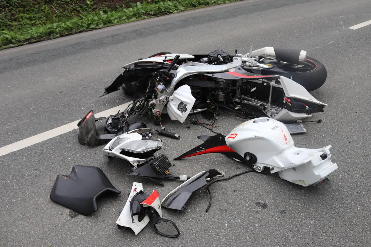 Bad Driburg – Motorradfahrer stürzt auf der Landstraße