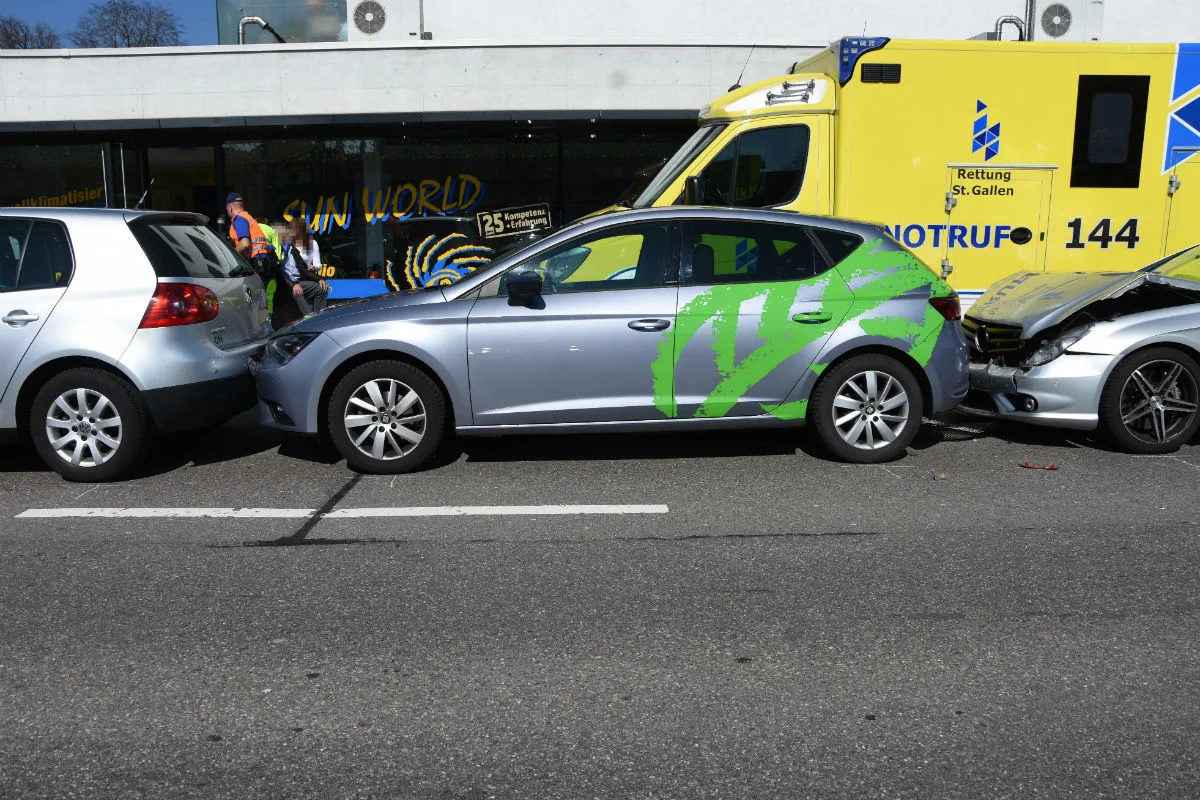 Wil SG - Auffahrunfall zwischen drei Autos