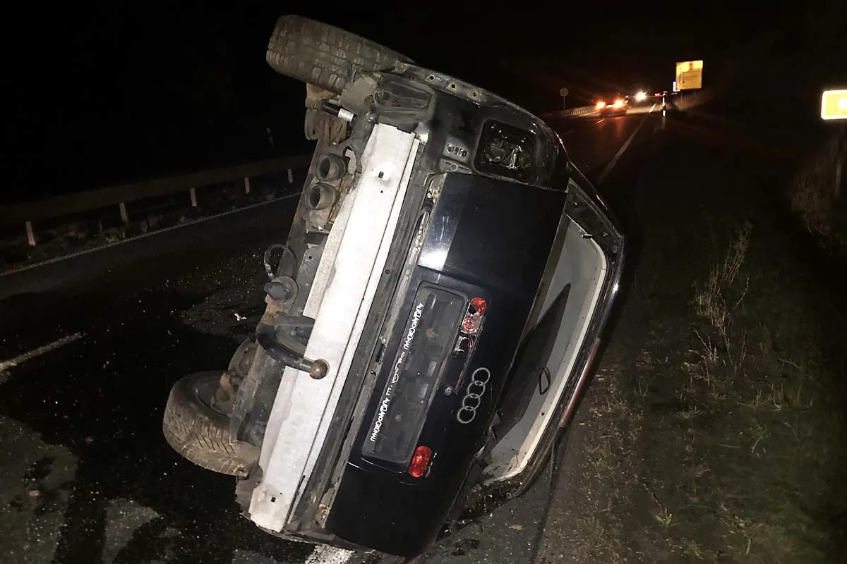 Schwerer Verkehrsunfall in Sponheim - Anhänger mit PKW gerät ins Schleudern und fällt um