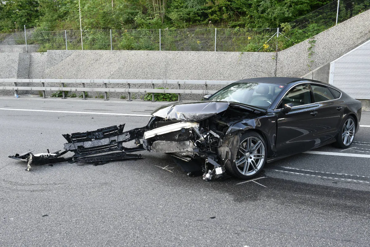 A2 Luzern – Selbstunfall mit Personenwagen auf der Autobahn