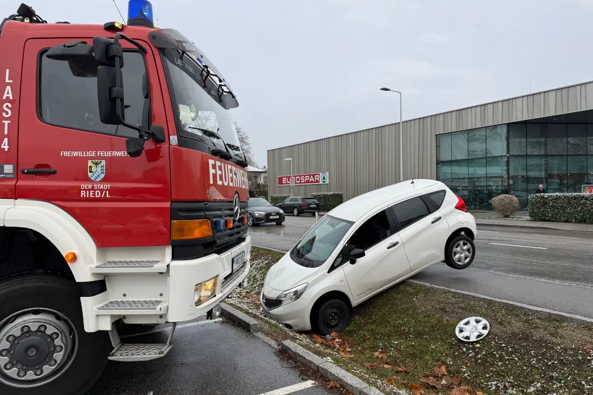 Unfall in Ried OÖ – Fahrt endet im Wassergraben