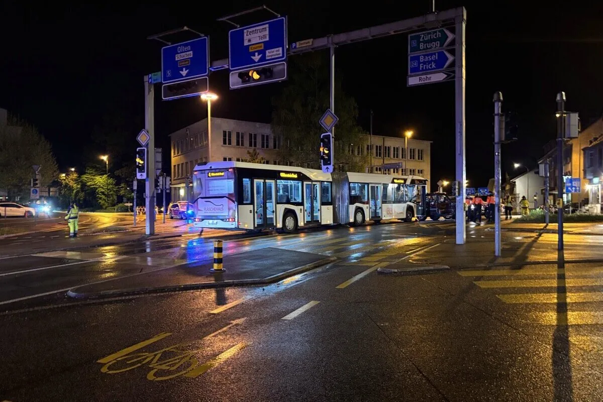 Unfall in Aarau AG – Rotlicht missachtet – Auto kracht in Bus