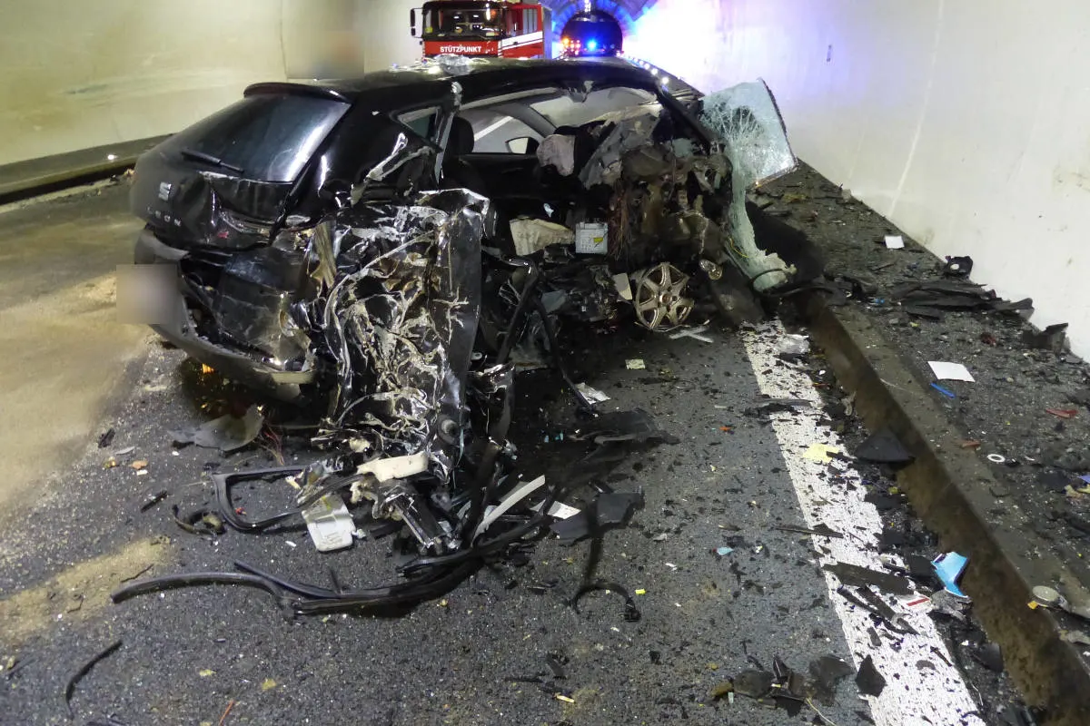 A1/Courgevaux FR - Schwerer Unfall wegen Geisterfahrerin auf der Autobahn