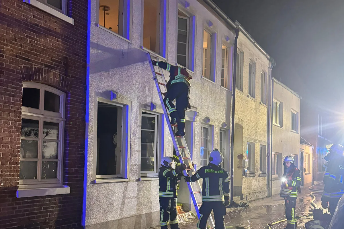Aurich – Menschenrettung nach Brand einer Wohnung