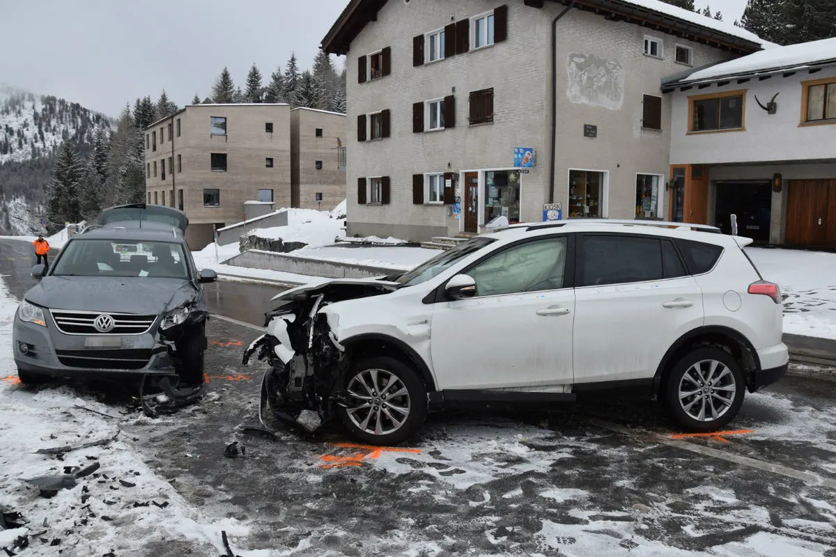 Maloja GR -  Zwei Totalschäden bei Frontalkollision