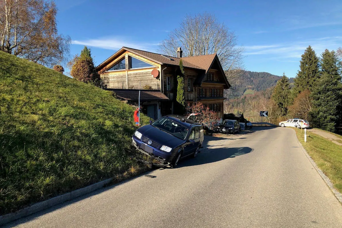 Unfall in Hemberg SG – Bei Selbstunfall gegen Steinmauer gekracht 