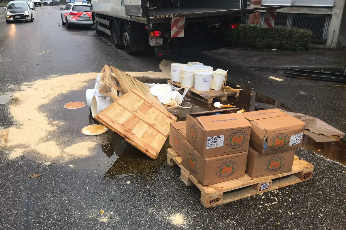 Birsfelden BL - Umgekippte Palette mit Honig verursacht Verkehrsbehinderungen