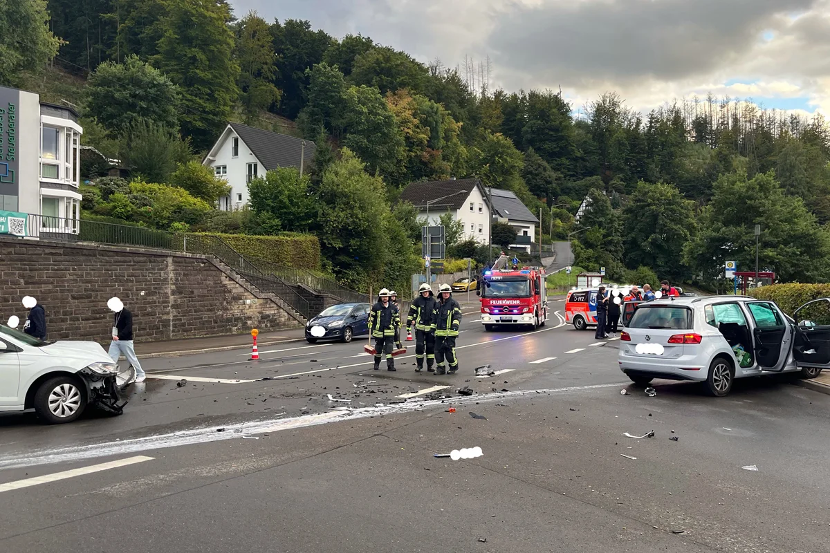 Gummersbach NW – Drei Verletzte bei Kollision von zwei Pkw