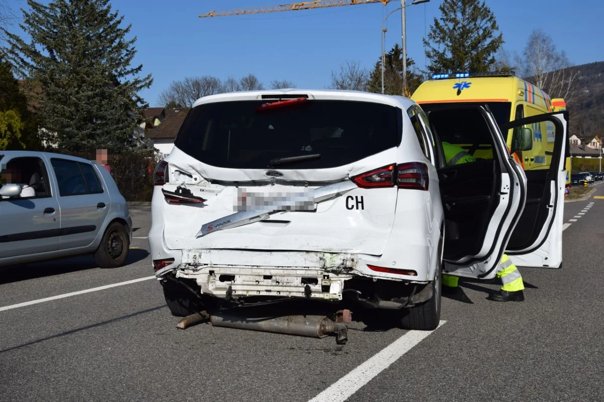 Balsthal SO - Zweimal Totalschaden vor Fussgängerstreifen – drei Personen verletzt