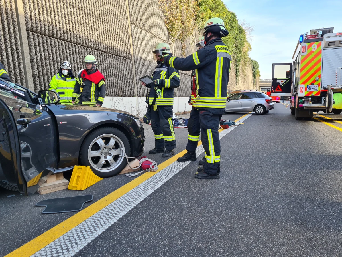 Bonn-Oberkassel: Schwerer Unfall im Tunnelbereich der B42 - Eine Person verletzt