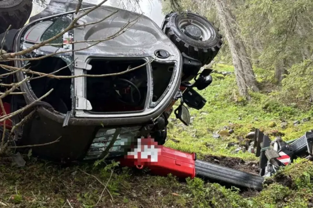 Braunwald GL - Teleskopgabelstapler überschlägt sich bei Unfall mehrfach