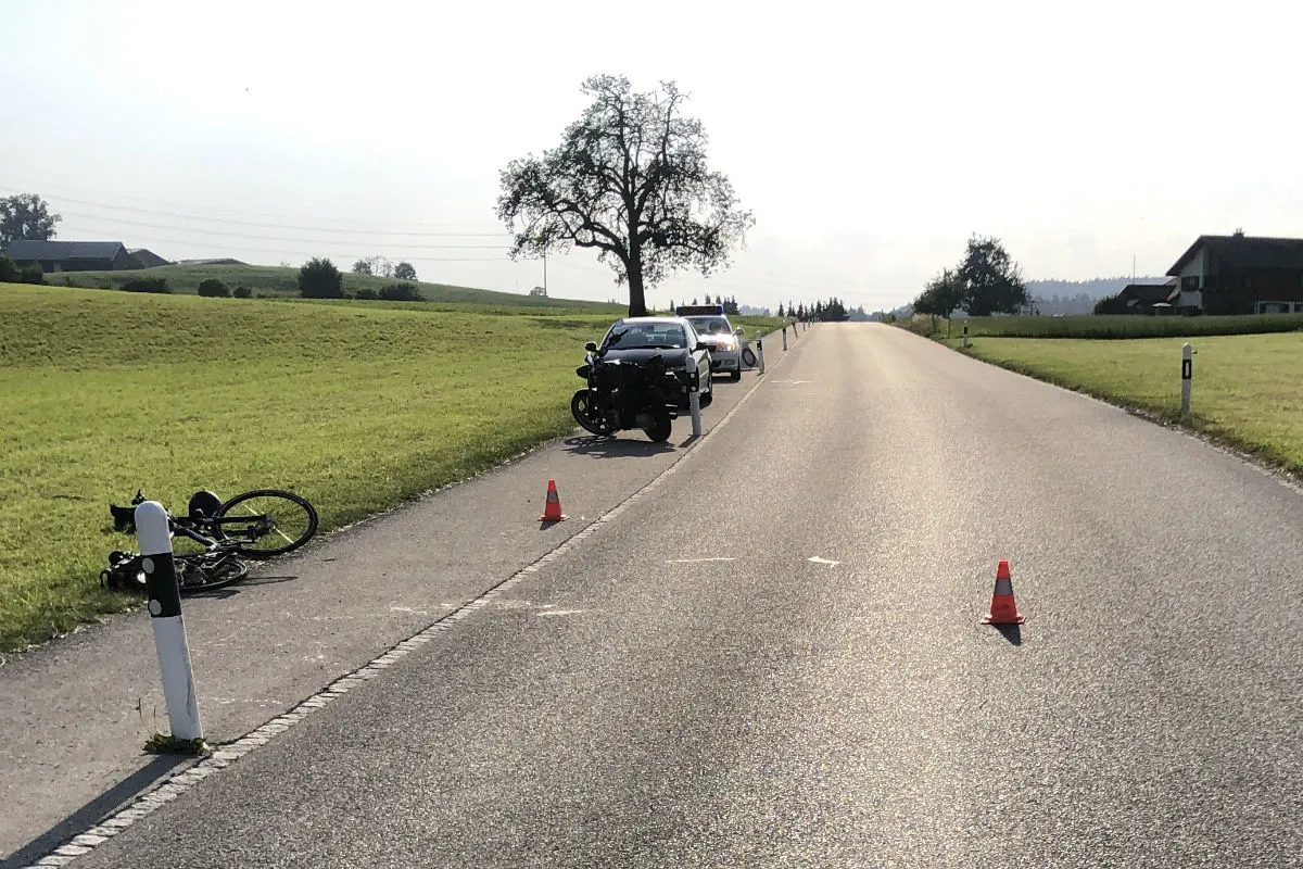 Bazenheid SG - E-Bike und Motorrad streifen sich