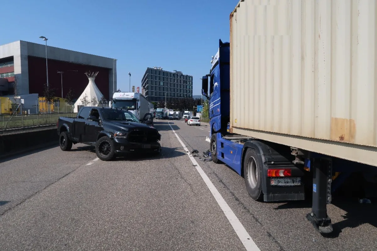 Heftiger Crash in Pratteln BL - Frontalkollision zwischen Pickup und Lastwagen 