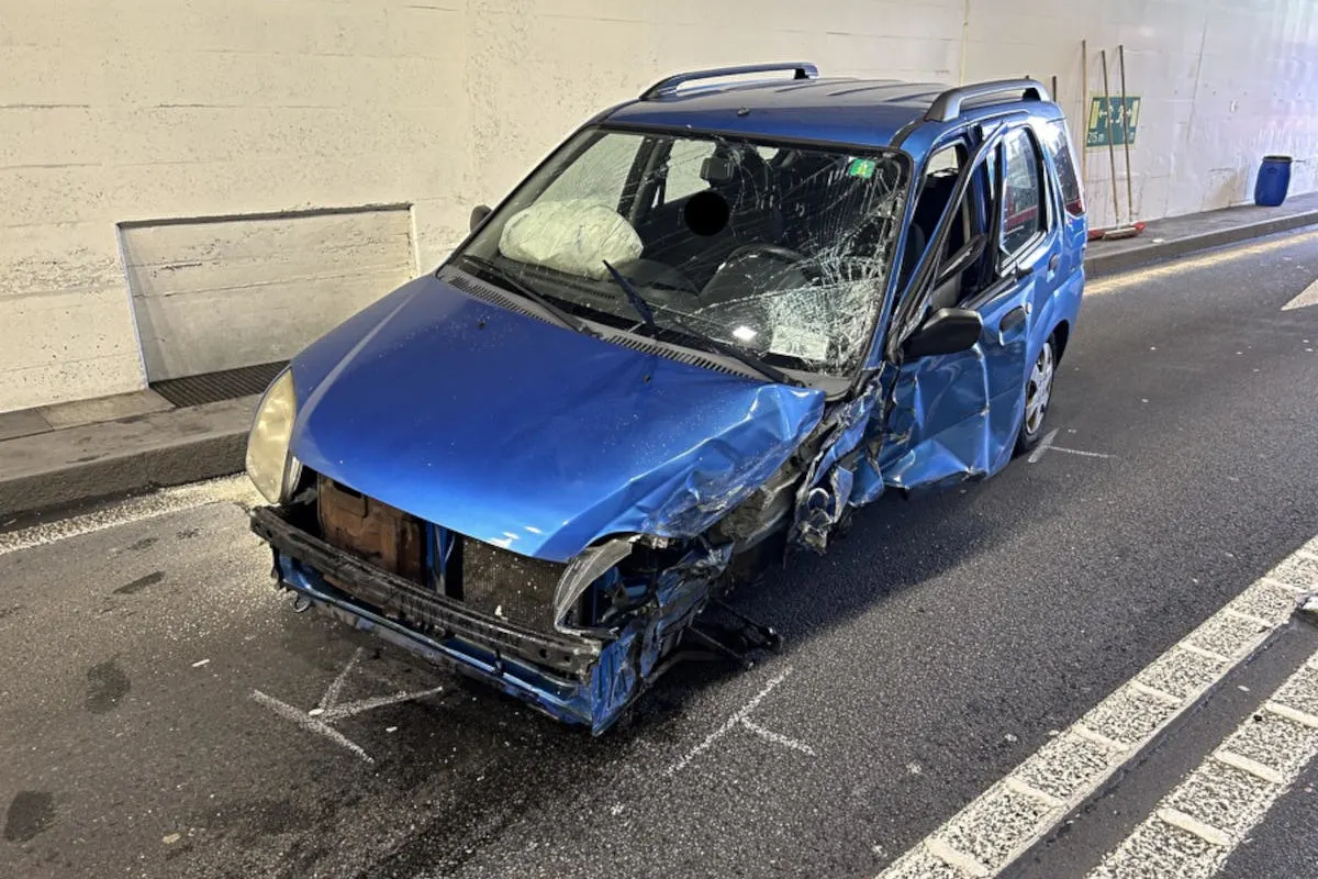 Sisikon UR - Kollision auf der Axenstrasse mit vier Verletzten