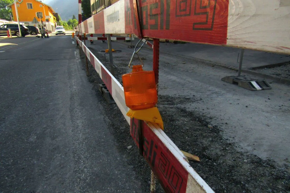 Schwanden GL - Beim Rotlicht stehende Fahrzeugkolonne überholt