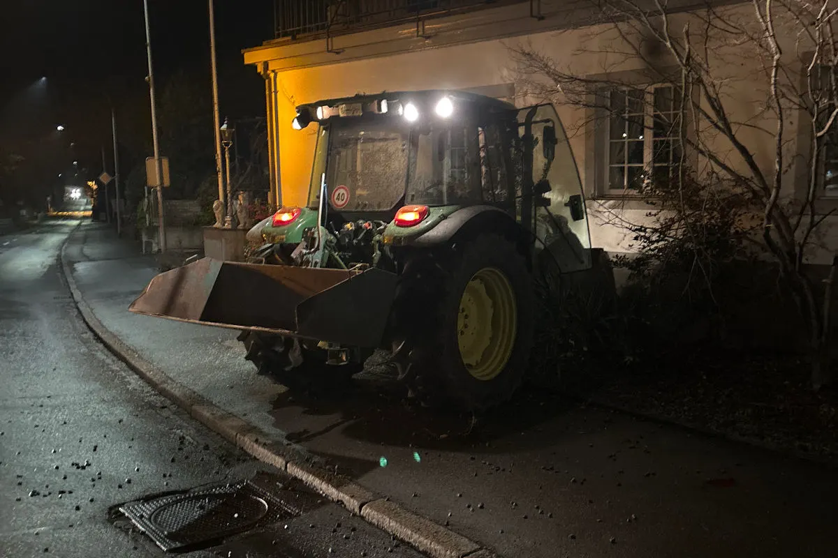 Mollis GL – Mit Traktor in Restaurant geprallt und verletzt