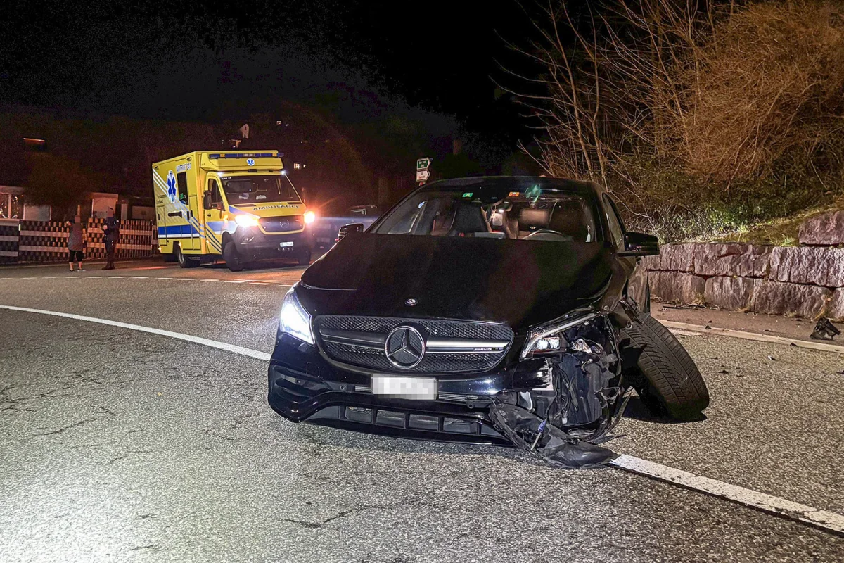 Unfall Eptingen BL – Mercedes-Fahrer crasht und flüchtet zu Fuss