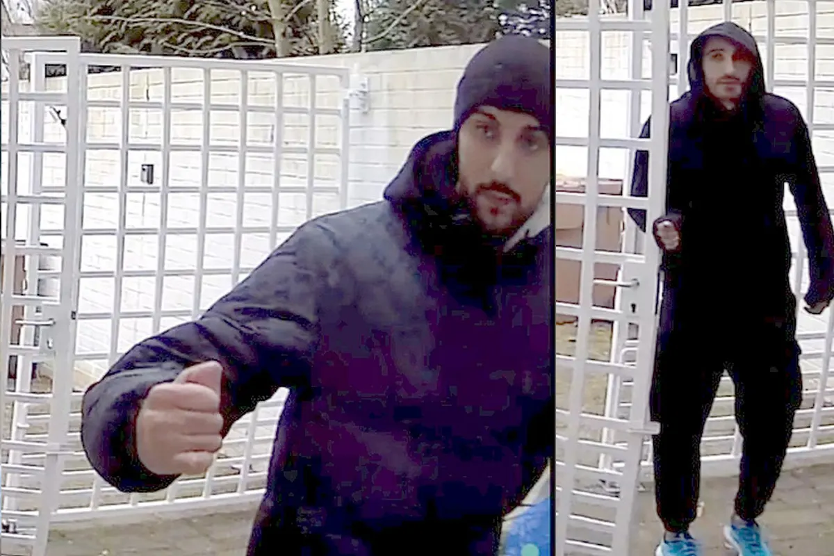 Zwei Bilder nebeneinander zeigen denselben Mann in dunkler Kleidung vor einem weißen Gittertor. Auf dem linken Bild ist eine Nahaufnahme zu sehen, während das rechte Bild den gesamten Körper des Mannes zeigt.