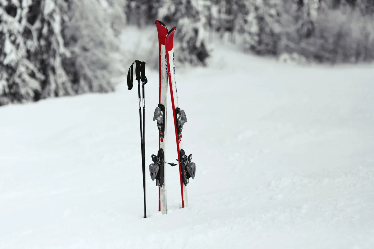 Unfall an Pistenkreuzung in Damüls – Skifahrerin im Spital