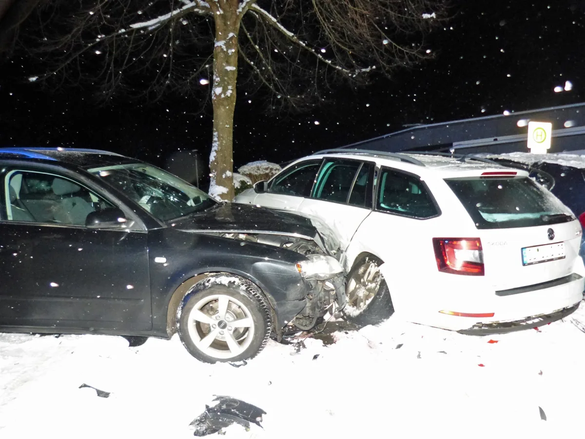 Reichshof – Drei parkende Autos ineinander geschoben