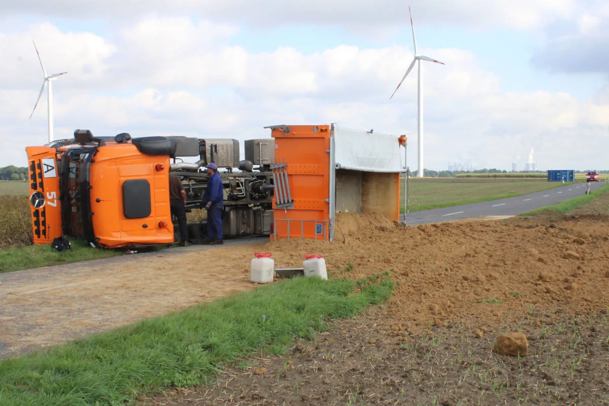 Titz – Mit Sand beladener LKW kippt um