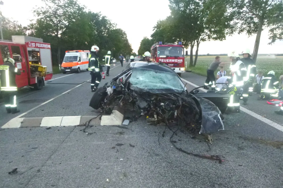 Autofahrerin stirbt an der Unfallstelle