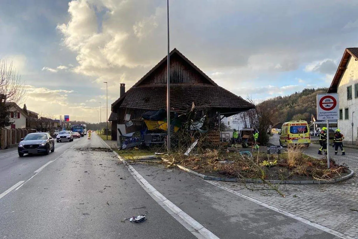 Schafisheim AG – Lastwagen prallt in Hausmauer