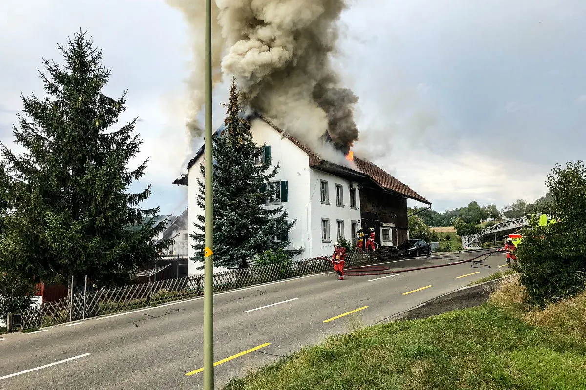 Bülach ZH - Hoher Sachschaden bei Hausbrand