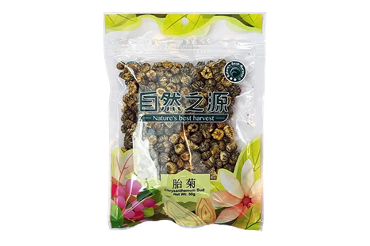 Klarsichtverpackung mit Chrysanthemenknospen, verziert mit chinesischen Schriftzeichen und floralen Motiven.