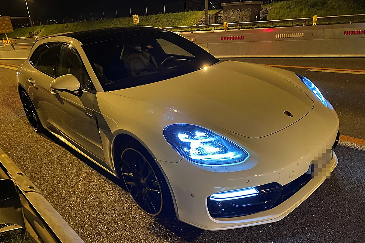 Zeugenaufruf in Brugg AG - Porsche crasht auf Autobahn A3 in Signalisationstafel 
