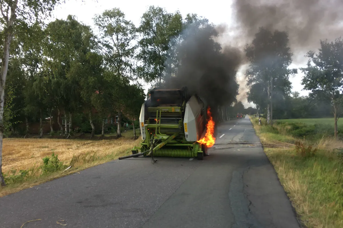 Rundballenpresse und Feld geraten in Brand!