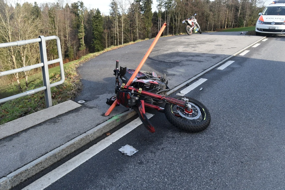 Schachen bei Herisau AR - Motorradlenkerin bei Unfall gestürzt 