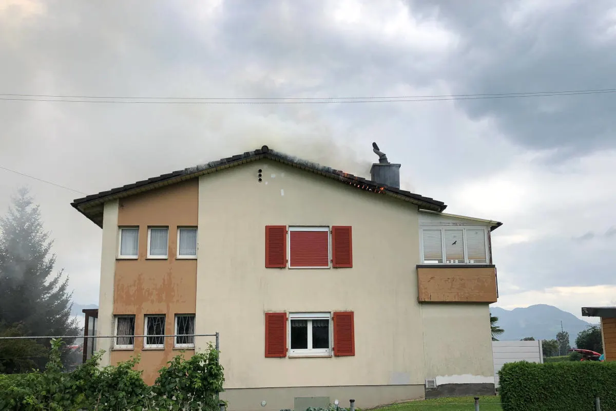 Oberriet SG - Dachstock in Brand geraten